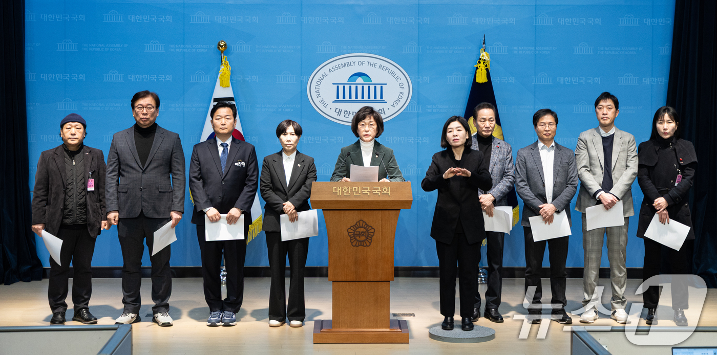 (서울=뉴스1) 이승배 기자 = 오세희 더불어민주당 의원이 26일 서울 여의도 국회 소통관에서 열린 쿠팡 사태에 따른 입점 소상공인 피해 대책 촉구 기자회견에서 발언하고 있다. 2 …