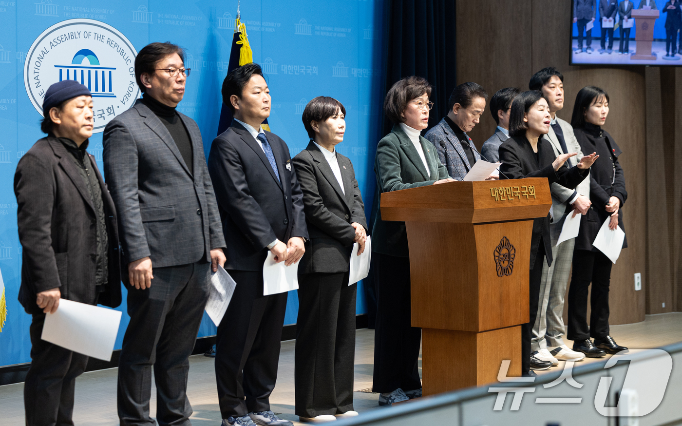 (서울=뉴스1) 이승배 기자 = 오세희 더불어민주당 의원이 26일 서울 여의도 국회 소통관에서 열린 쿠팡 사태에 따른 입점 소상공인 피해 대책 촉구 기자회견에서 발언하고 있다. 2 …