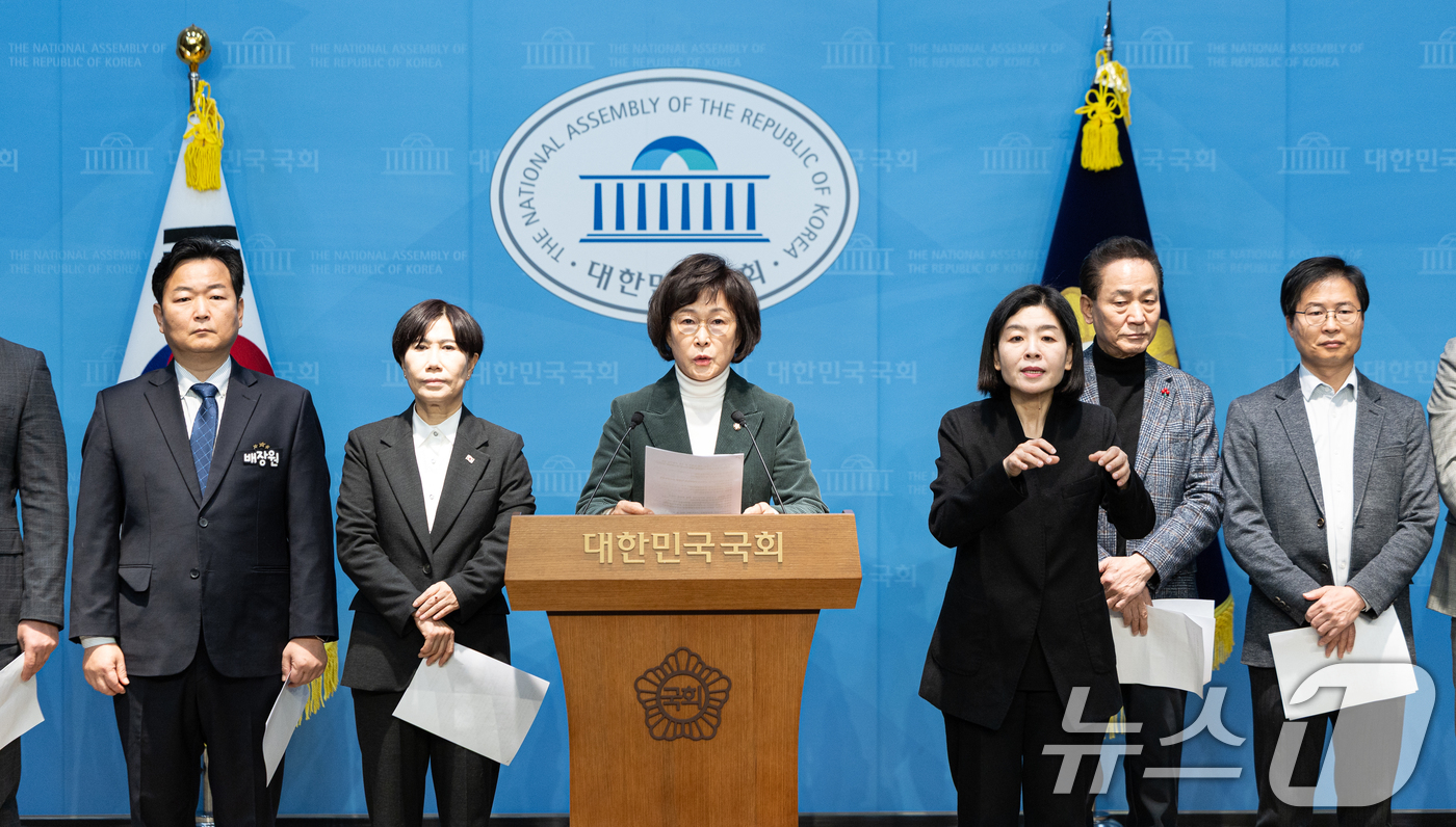 (서울=뉴스1) 이승배 기자 = 오세희 더불어민주당 의원이 26일 서울 여의도 국회 소통관에서 열린 쿠팡 사태에 따른 입점 소상공인 피해 대책 촉구 기자회견에서 발언하고 있다. 2 …