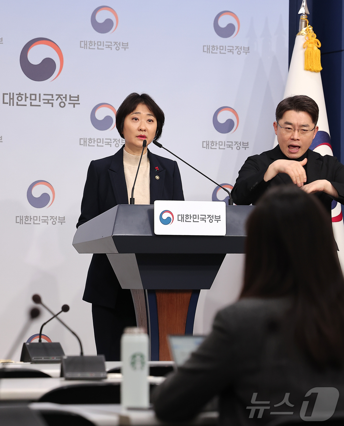 (서울=뉴스1) 김성진 기자 = 이스란 보건복지부 1차관이 26일 서울 종로구 정부서울청사에서 제3차 아동정책 기본계획 관련 브리핑을 하고 있다. 2025.12.26/뉴스1