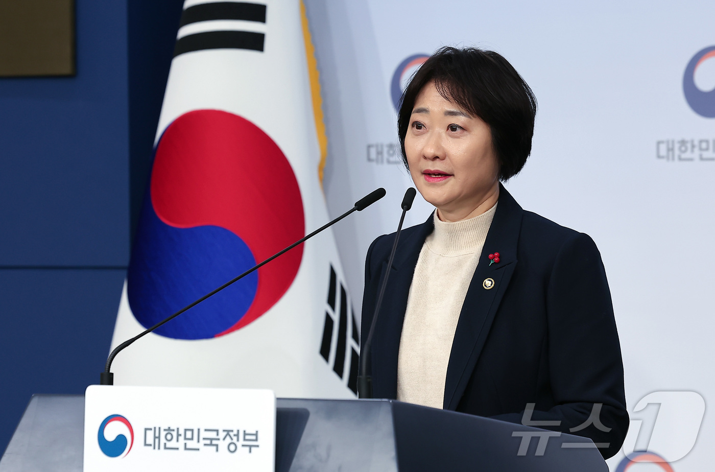 (서울=뉴스1) 김성진 기자 = 이스란 보건복지부 1차관이 26일 서울 종로구 정부서울청사에서 제3차 아동정책 기본계획 관련 브리핑을 하고 있다. 2025.12.26/뉴스1