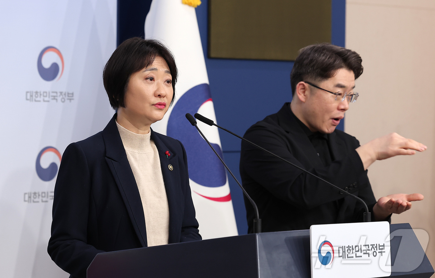 (서울=뉴스1) 김성진 기자 = 이스란 보건복지부 1차관이 26일 서울 종로구 정부서울청사에서 제3차 아동정책 기본계획 관련 브리핑을 하고 있다. 2025.12.26/뉴스1