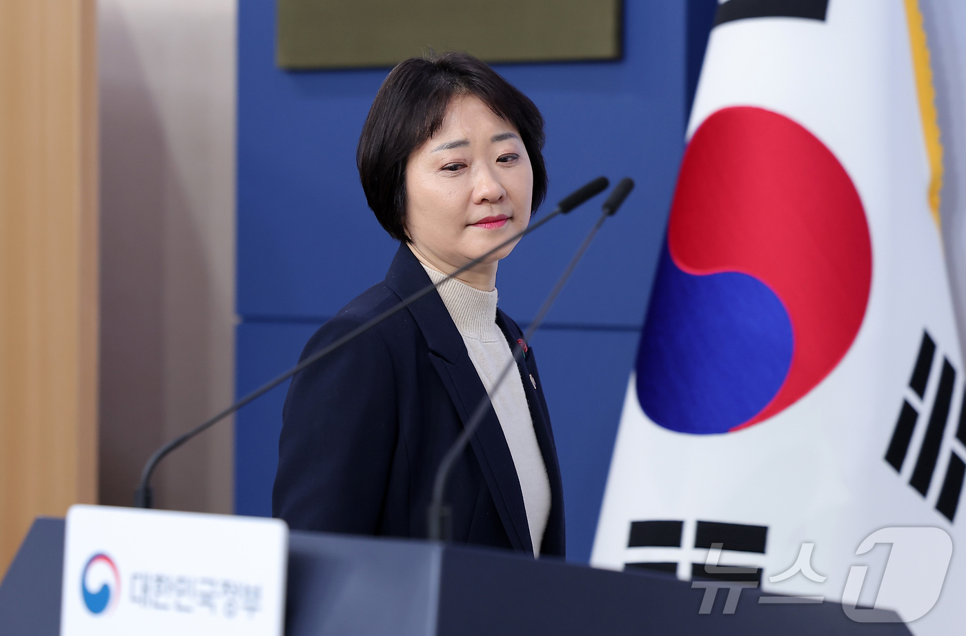 (서울=뉴스1) 김성진 기자 = 이스란 보건복지부 1차관이 26일 서울 종로구 정부서울청사에서 제3차 아동정책 기본계획 관련 브리핑을 발표하기 위해 단상으로 향하고 있다. 2025 …