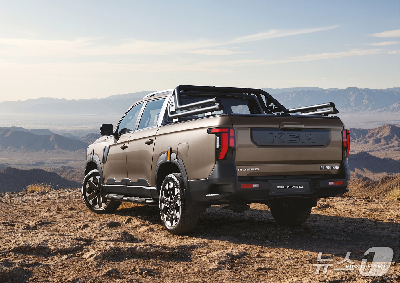 본문 이미지 - 26일 공개된 KG모빌리티(KGM) 차세대 픽업 '무쏘'(MUSSO)의 후·측면 모습. 단단하고 역동적인 정통 오프로드 스타일을 구현했다(KGM 제공). 2025.12.26.