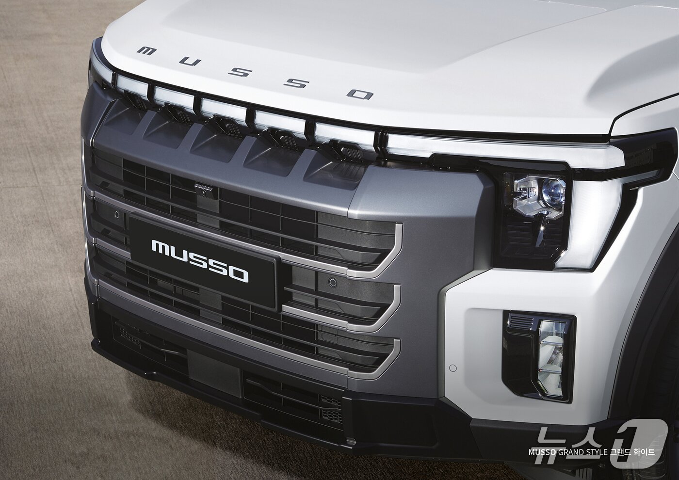 본문 이미지 - 26일 공개된 KG모빌리티(KGM) 차세대 픽업 '무쏘'(MUSSO)의 그랜드 스타일 패키지 전면 디자인 모습. 단단하고 역동적인 정통 오프로드 스타일을 기본 디자인으로 하되 선택 사양인 그랜드 패키지는 도심에 어울리는 고급스러운 전면 디자인을 적용했다 (KGM 제공). 2025.12.26.