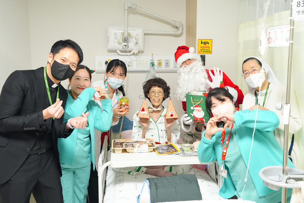 호스피스병동 환우 위해…'산타'로 변신한 건양대병원 의료진