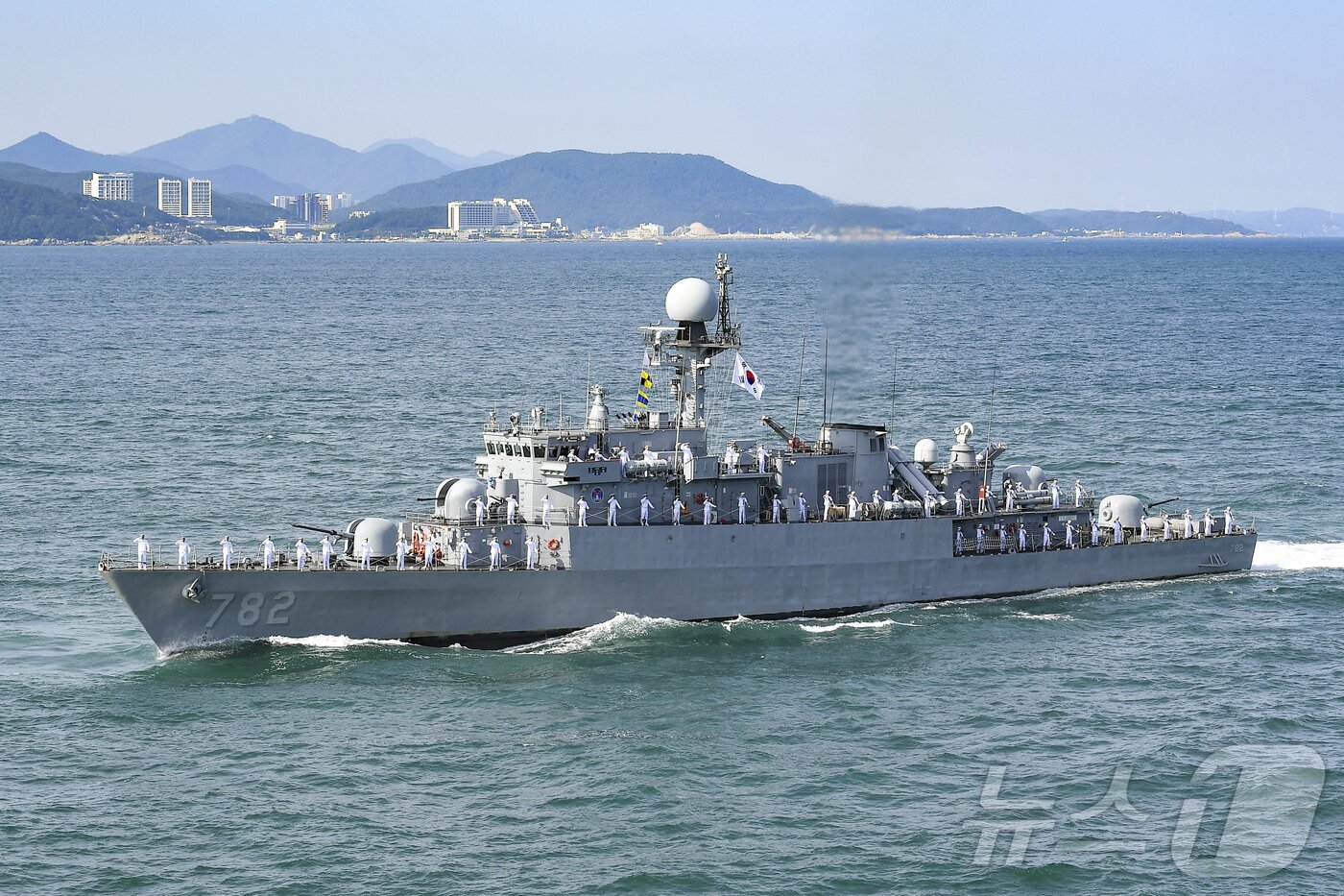 본문 이미지 - 해군은 26일 진해 군항에서 국산 초계함 광명함(PCC, 1,000톤급)의 전역식을 개최한다고 밝혔다. 포항급 22번째 초계함인 광명함은 지난 36년간 대한민국 해양수호 임무를 완수하고 12월 31일 전역한다. 사진은 2025년 대한민국해군 관함식 해상사열에 참가한 광명함의 모습. (해군 제공. 재판매 및 DB 금지) 2025.12.26/뉴스1