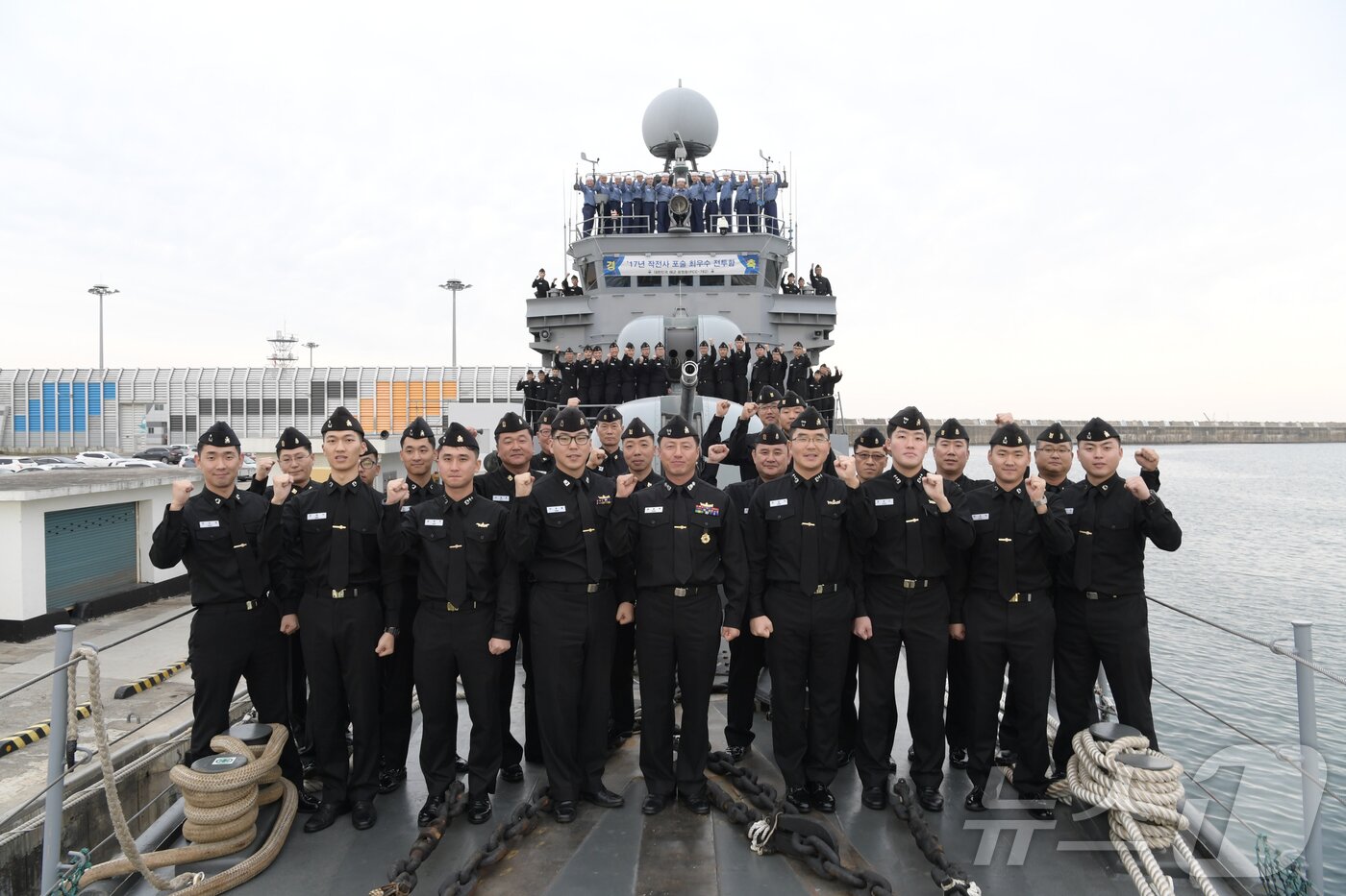 본문 이미지 - 해군은 26일 진해 군항에서 국산 초계함 광명함(PCC, 1,000톤급)의 전역식을 개최한다고 밝혔다. 포항급 22번째 초계함인 광명함은 지난 36년간 대한민국 해양수호 임무를 완수하고 12월 31일 전역한다. 사진은 2017년 작전사 포술 최우수 전투함(탑건함)에 선발된 광명함에서 기념 촬영하는 승무원들의 모습. (해군 제공. 재판매 및 DB 금지) 2025.12.26/뉴스1