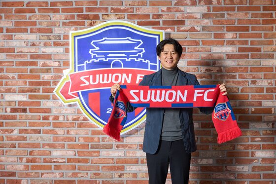 본문 이미지 - 팀을 재건해 다시 1부로 올라가야하는 수원FC는 수원삼성 출신 박건하 감독에게 지휘봉을 맡겼다. (수원FC 제공)