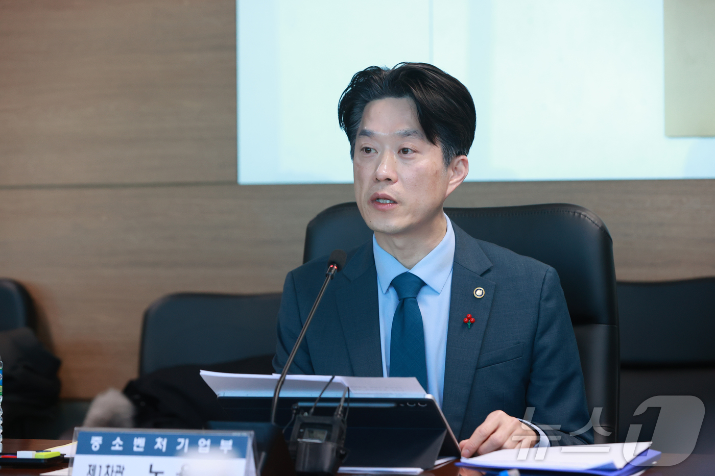 (서울=뉴스1) = 노용석 중소벤처기업부 제1차관이 26일 서울 영등포구 기술보증기금에서 열린 '제3자 부당개입 문제해결 TF 킥오프 회의'에서 모두 발언을 하고 있다. (중소벤처 …