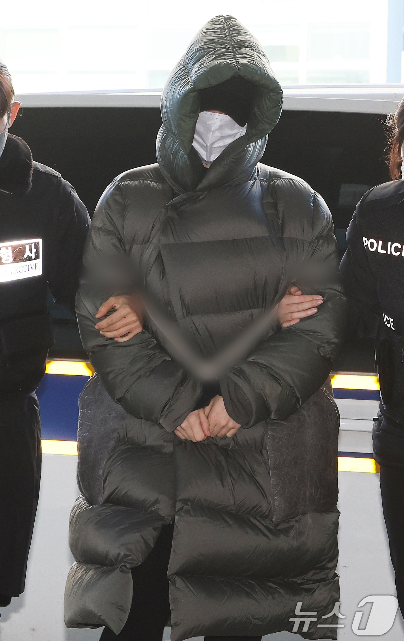 (안양=뉴스1) 김영운 기자 = 마약 혐의로 경찰 수사 대상에 오른 상황에서 해외로 도피했다가 체포된 남양유업 창업주의 외손녀 황하나 씨가 26일 경기 안양시 동안구 수원지방법원 …