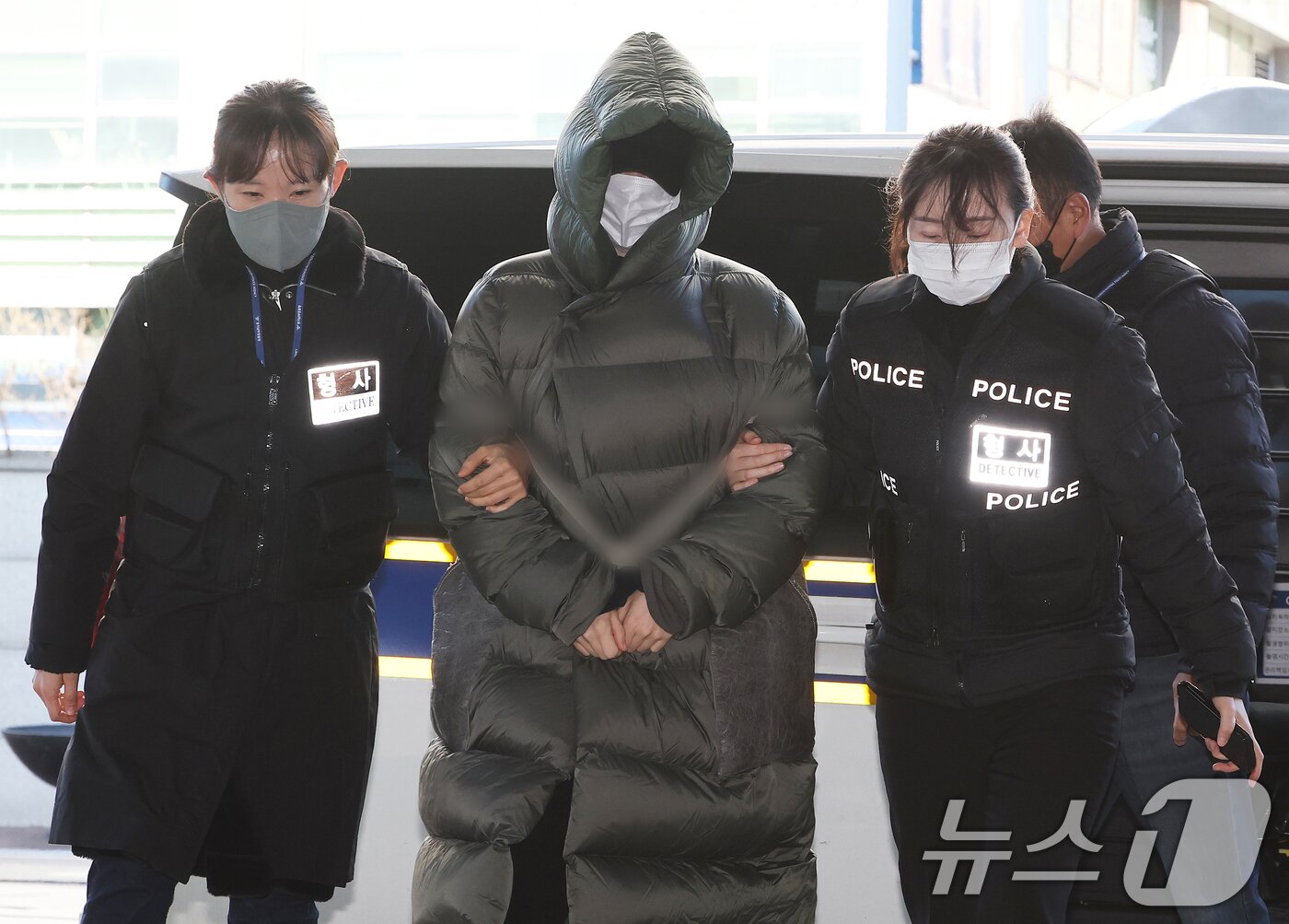 본문 이미지 - 마약 혐의로 경찰 수사 대상에 오른 상황에서 해외로 도피했다가 체포된 남양유업 창업주의 외손녀 황하나 씨가 26일 경기 안양시 동안구 수원지방법원 안양지원에서 열린 구속 전 피의자 심문(영장실질심사)에 출석하고 있다. (공동취재) 2025.12.26/뉴스1 ⓒ News1 김영운 기자