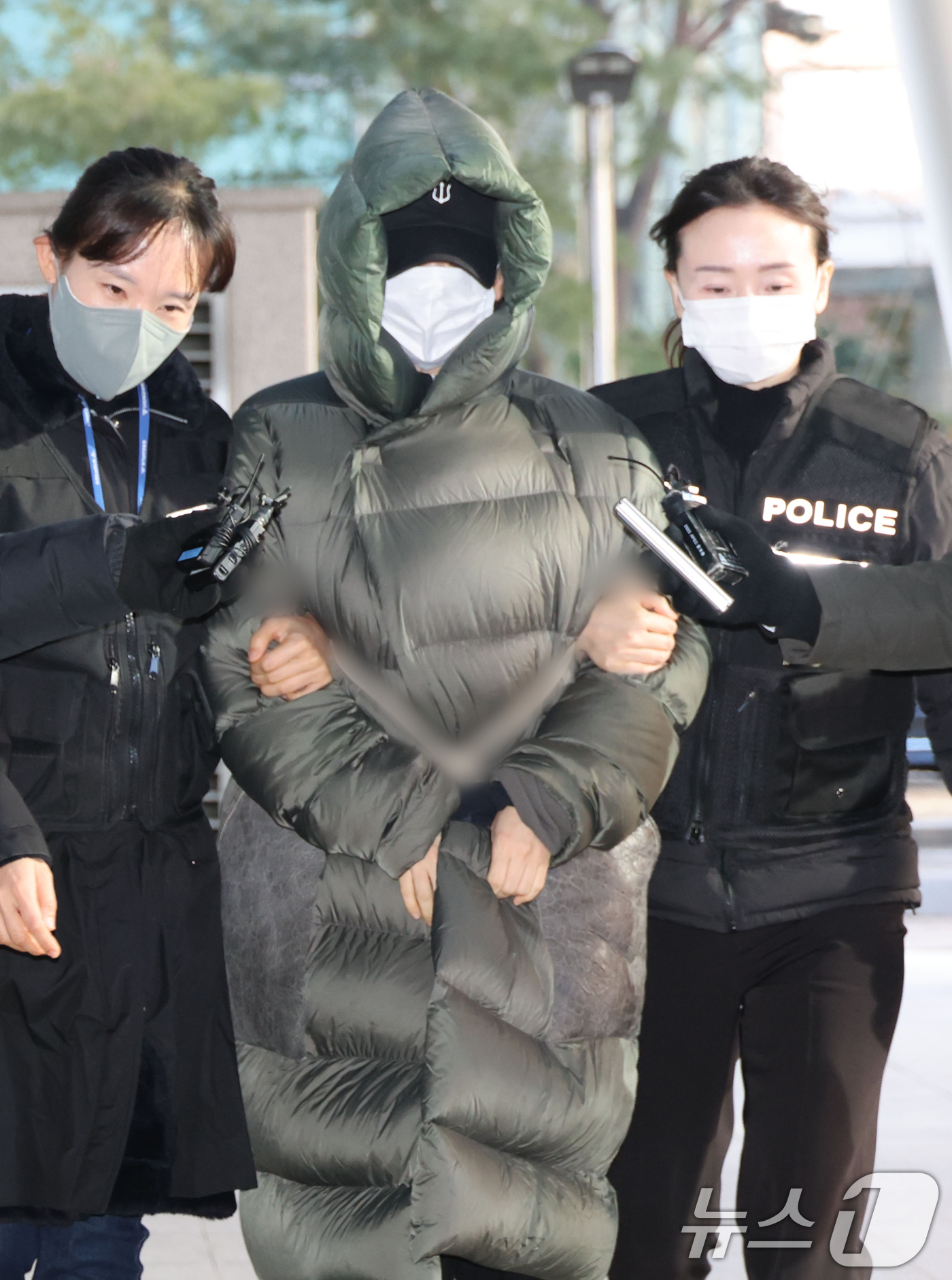 (안양=뉴스1) 김영운 기자 = 마약 혐의로 경찰 수사 대상에 오른 상황에서 해외로 도피했다가 체포된 남양유업 창업주의 외손녀 황하나 씨가 26일 경기 안양시 동안구 수원지방법원 …