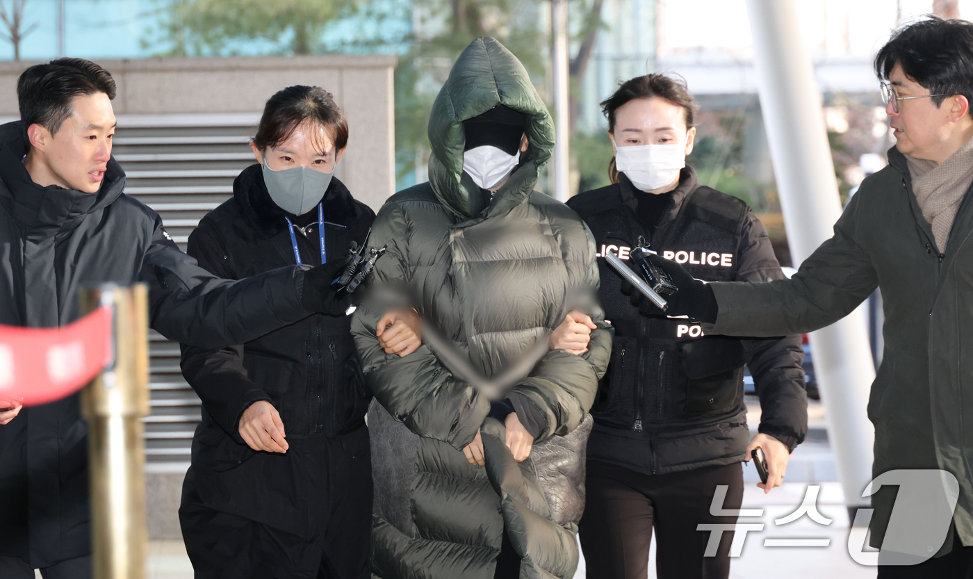 (안양=뉴스1) 김영운 기자 = 마약 혐의로 경찰 수사 대상에 오른 상황에서 해외로 도피했다가 체포된 남양유업 창업주의 외손녀 황하나 씨가 26일 경기 안양시 동안구 수원지방법원 …