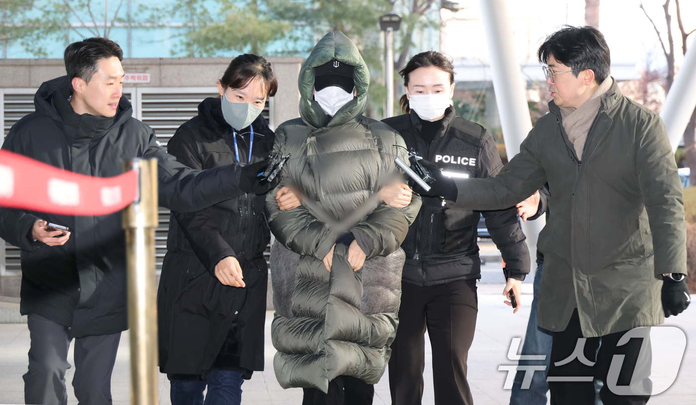 (안양=뉴스1) 김영운 기자 = 마약 혐의로 경찰 수사 대상에 오른 상황에서 해외로 도피했다가 체포된 남양유업 창업주의 외손녀 황하나 씨가 26일 경기 안양시 동안구 수원지방법원 …