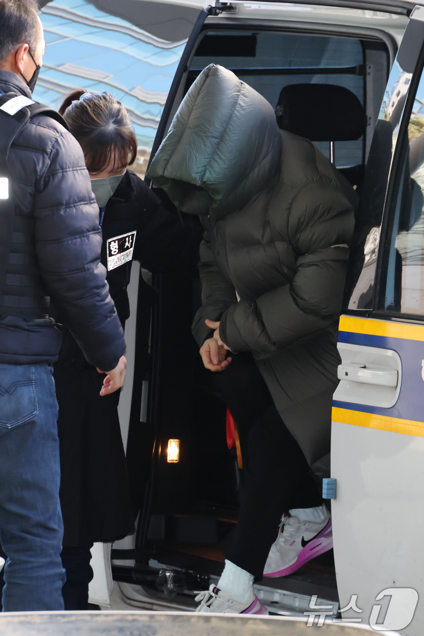 (안양=뉴스1) 김영운 기자 = 마약 혐의로 경찰 수사 대상에 오른 상황에서 해외로 도피했다가 체포된 남양유업 창업주의 외손녀 황하나 씨가 26일 경기 안양시 동안구 수원지방법원 …