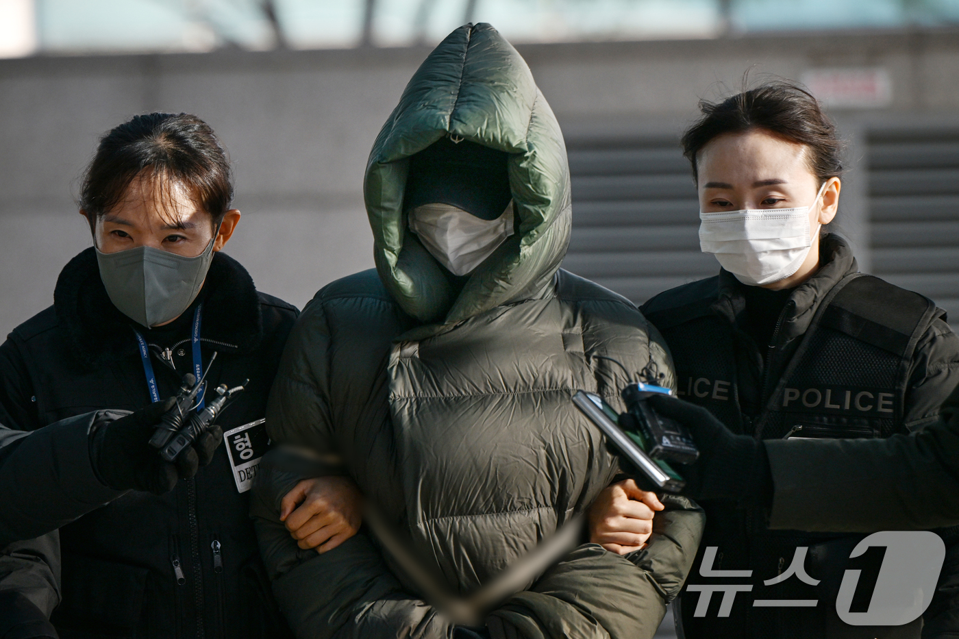 (안양=뉴스1) 김영운 기자 = 마약 혐의로 경찰 수사 대상에 오른 상황에서 해외로 도피했다가 체포된 남양유업 창업주의 외손녀 황하나 씨가 26일 경기 안양시 동안구 수원지방법원 …