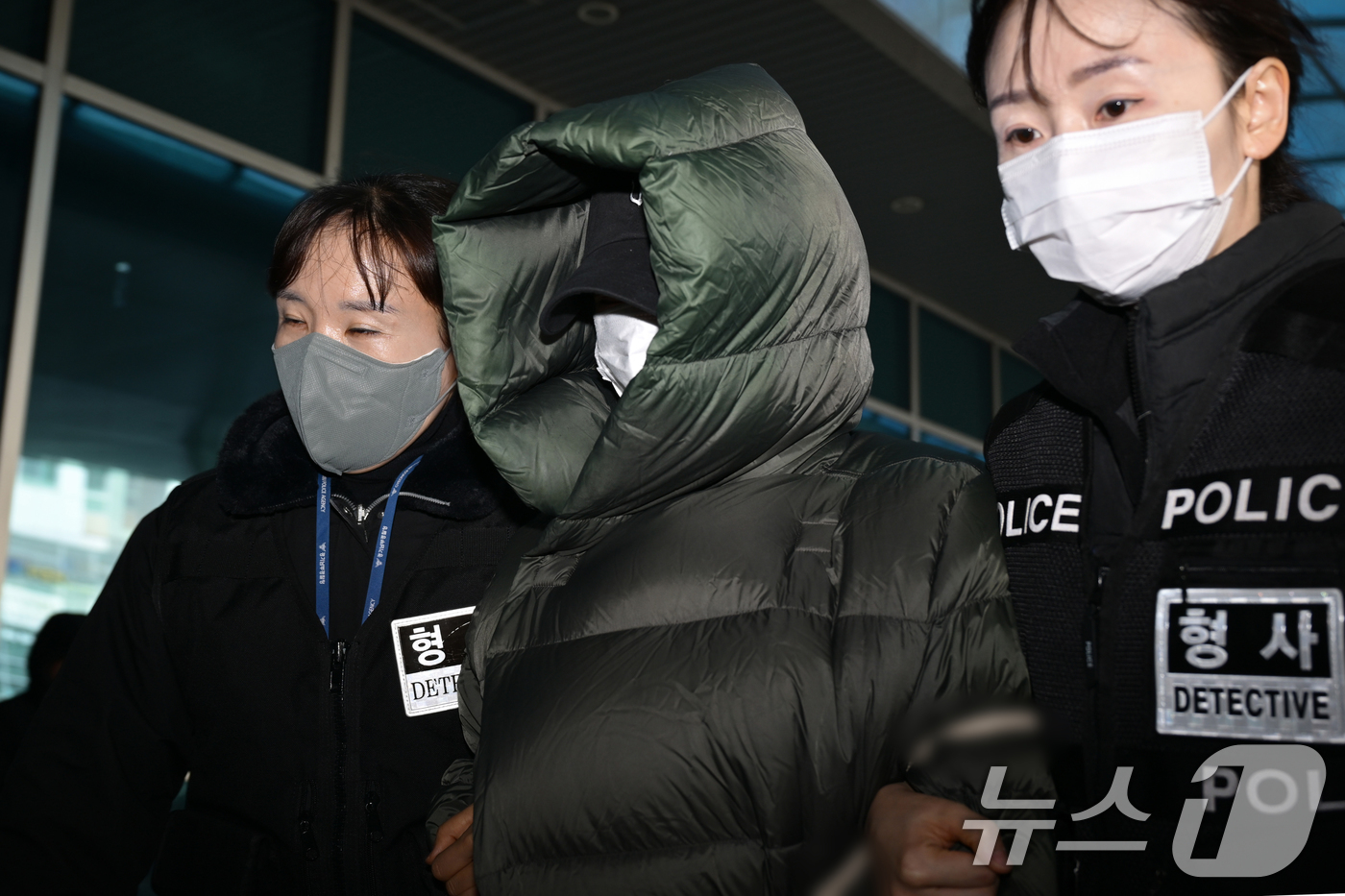 (안양=뉴스1) 김영운 기자 = 마약 혐의로 경찰 수사 대상에 오른 상황에서 해외로 도피했다가 체포된 남양유업 창업주의 외손녀 황하나 씨가 26일 경기 안양시 동안구 수원지방법원 …