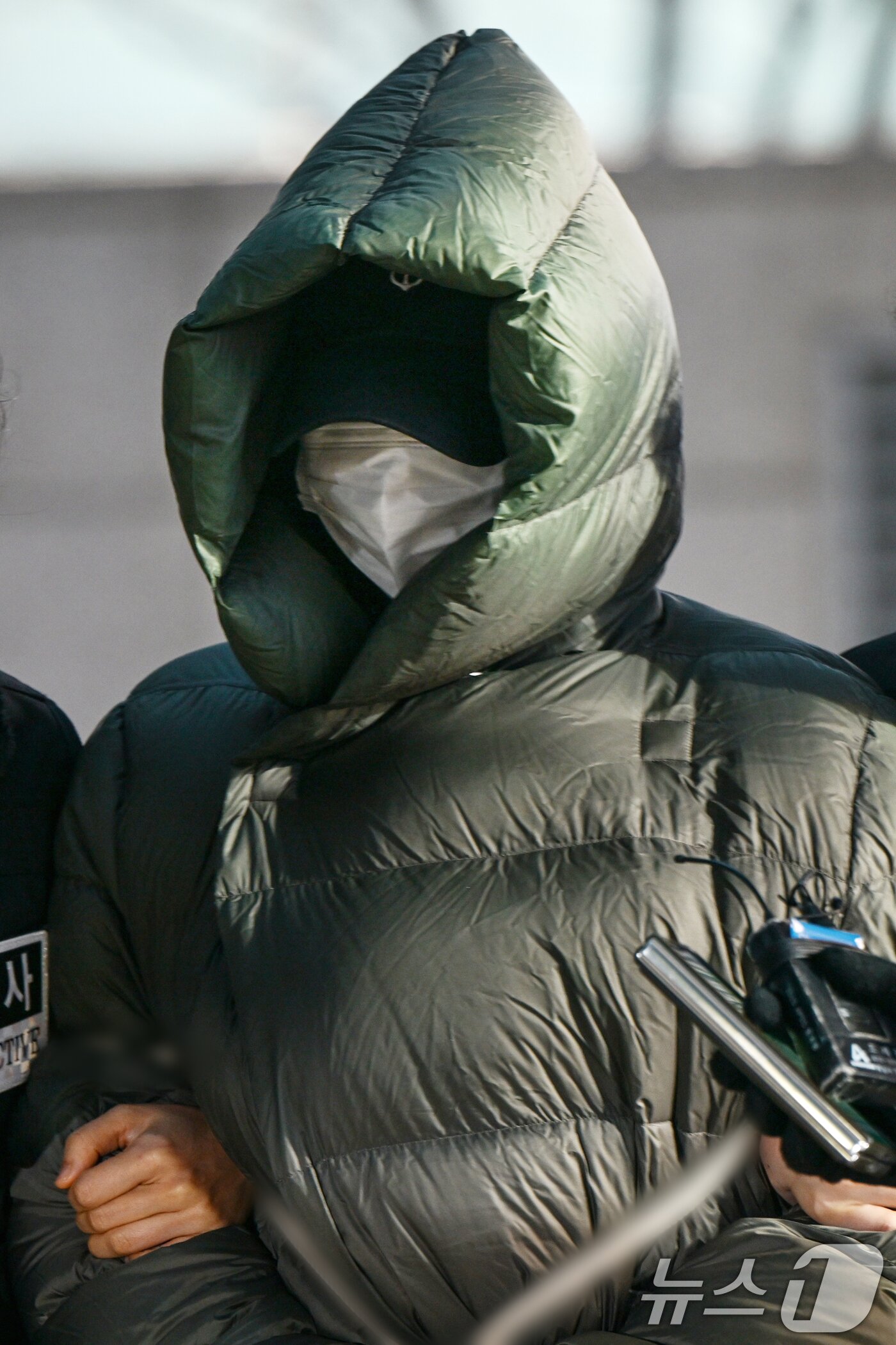 본문 이미지 - 마약 혐의로 경찰 수사 대상에 오른 상황에서 해외로 도피했다가 체포된 남양유업 창업주의 외손녀 황하나 씨가 26일 경기 안양시 동안구 수원지방법원 안양지원에서 열린 구속 전 피의자 심문(영장실질심사)에 출석하고 있다. (공동취재) 2025.12.26/뉴스1 ⓒ News1 김영운 기자