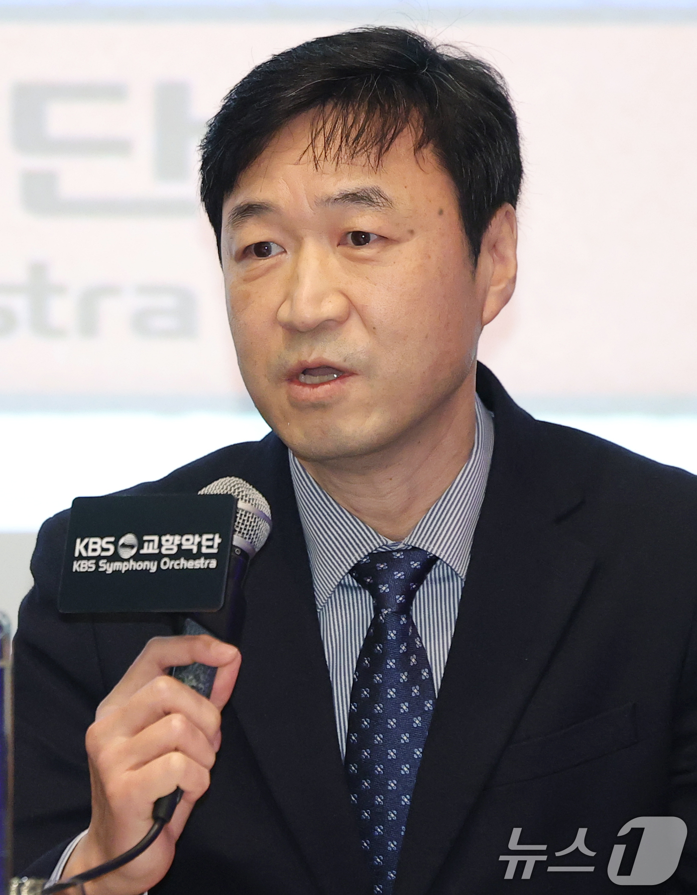 (서울=뉴스1) 권현진 기자 = 이승환 KBS교향악단 사장이 26일 서울 영등포구 콘래드호텔에서 열린 ‘KBS교향악단 창단 70주년& KBS교향악단 10대 음악감독 선임' 기자회견 …