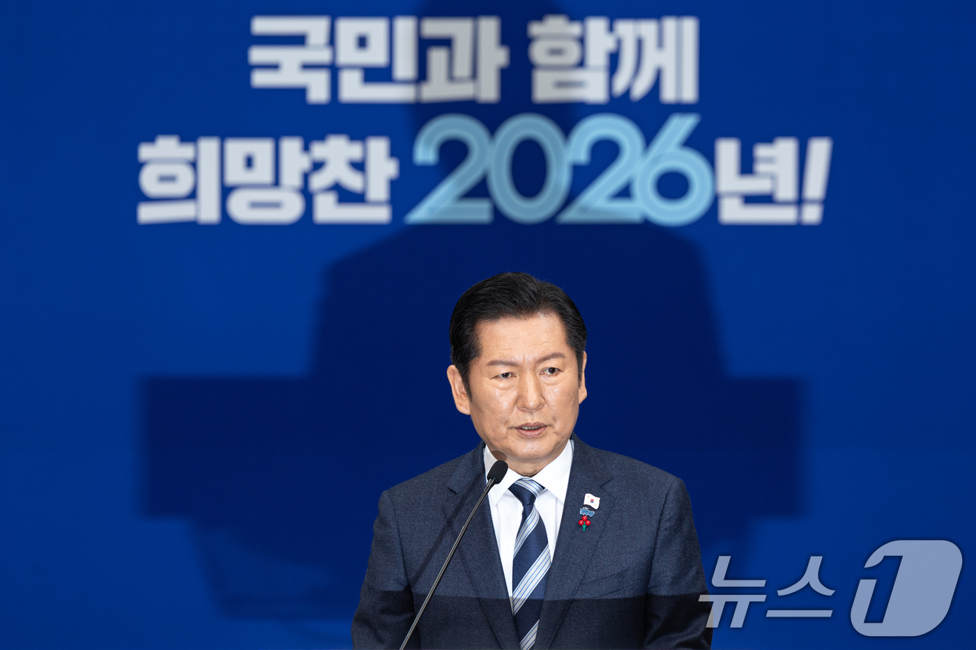 (서울=뉴스1) 이승배 기자 = 정청래 더불어민주당 대표가 26일 서울 여의도 국회에서 취임 후 열린 첫 공식 기자회견에서 발언하고 있다. 2025.12.26/뉴스1