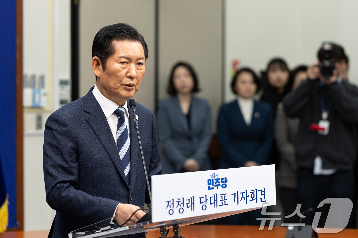 (서울=뉴스1) 이승배 기자 = 정청래 더불어민주당 대표가 26일 서울 여의도 국회에서 취임 후 열린 첫 공식 기자회견에서 발언하고 있다. 2025.12.26/뉴스1