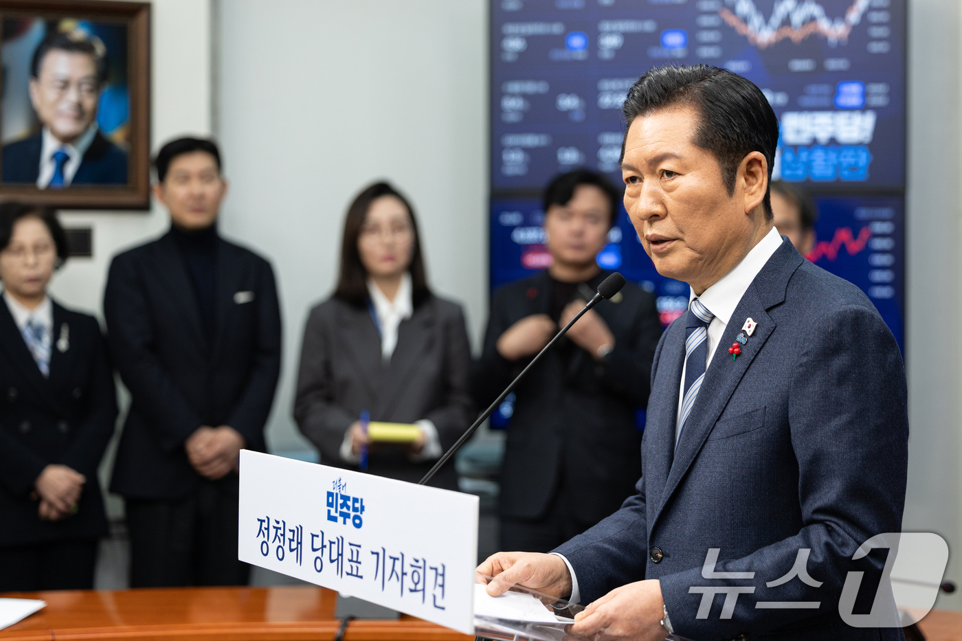 (서울=뉴스1) 이승배 기자 = 정청래 더불어민주당 대표가 26일 서울 여의도 국회에서 취임 후 열린 첫 공식 기자회견에서 발언하고 있다. 2025.12.26/뉴스1