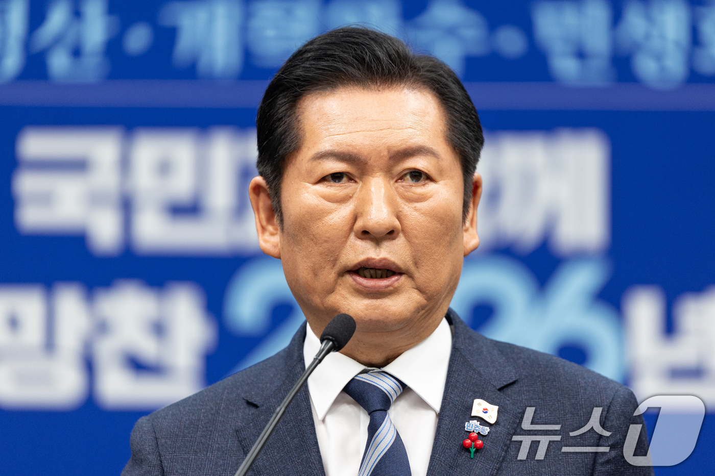 (서울=뉴스1) 이승배 기자 = 정청래 더불어민주당 대표가 26일 서울 여의도 국회에서 취임 후 열린 첫 공식 기자회견에서 발언하고 있다. 2025.12.26/뉴스1