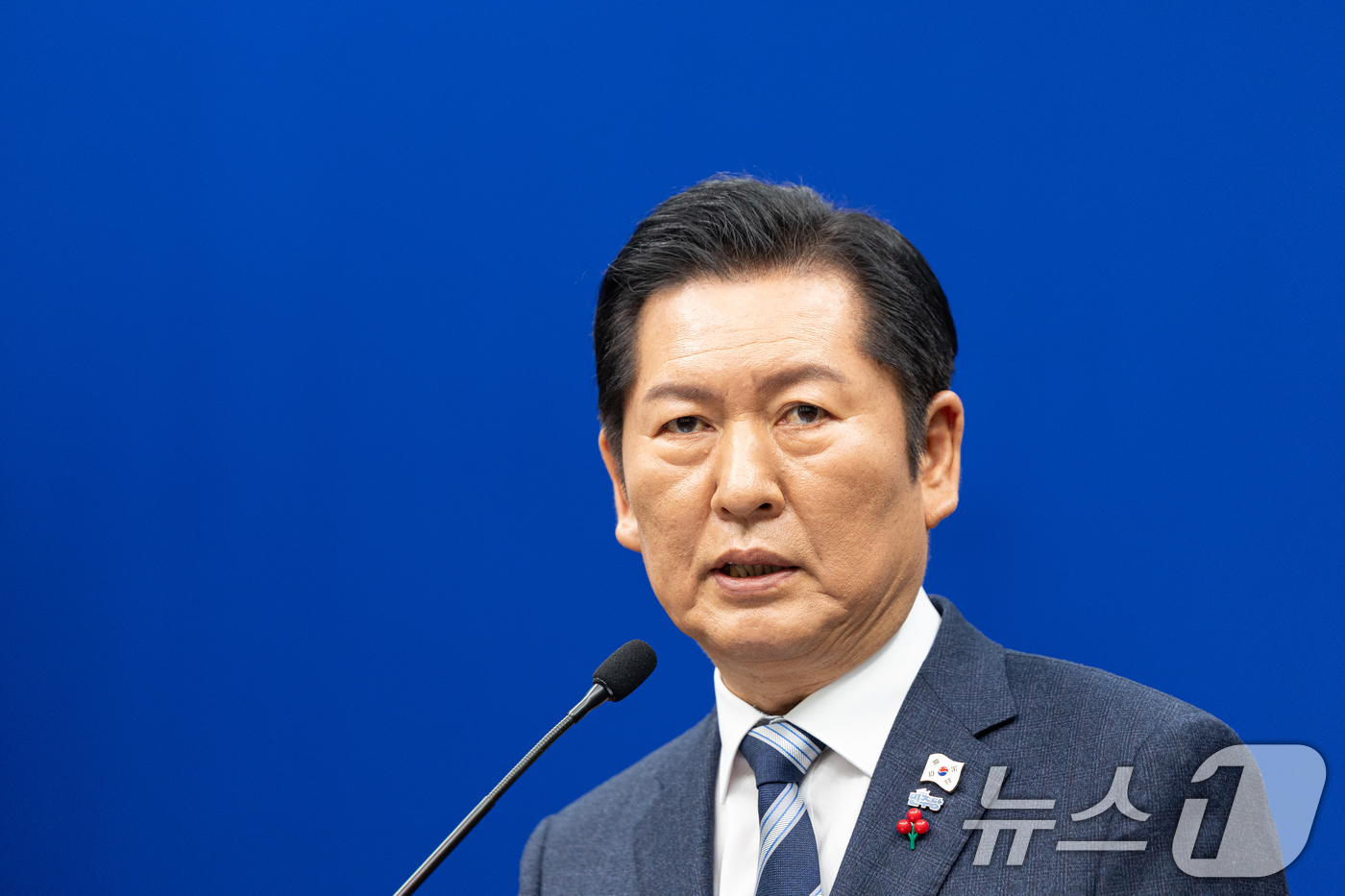 (서울=뉴스1) 이승배 기자 = 정청래 더불어민주당 대표가 26일 서울 여의도 국회에서 취임 후 열린 첫 공식 기자회견에서 발언하고 있다. 2025.12.26/뉴스1