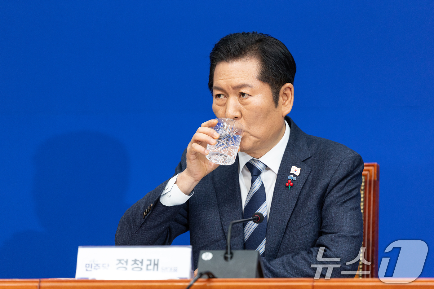 (서울=뉴스1) 이승배 기자 = 정청래 더불어민주당 대표가 26일 서울 여의도 국회에서 취임 후 열린 첫 공식 기자회견에서 물을 마시고 있다. 2025.12.26/뉴스1