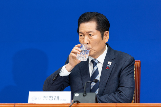 목 축이는 정청래 대표