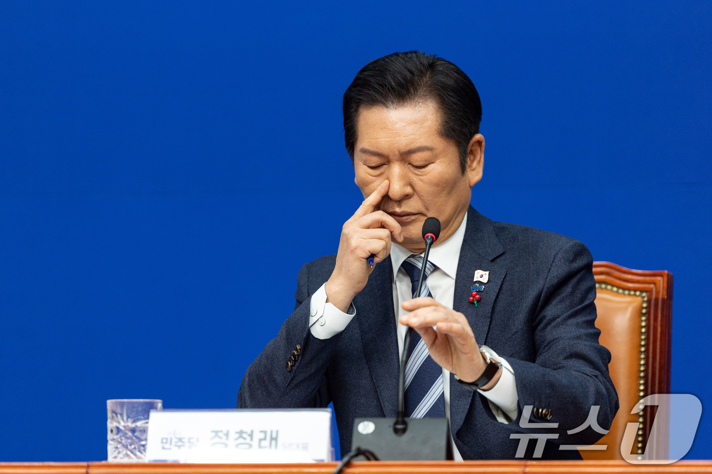 (서울=뉴스1) 이승배 기자 = 정청래 더불어민주당 대표가 26일 서울 여의도 국회에서 취임 후 열린 첫 공식 기자회견에서 얼굴을 만지고 있다. 2025.12.26/뉴스1