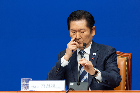 얼굴 만지는 정청래 대표