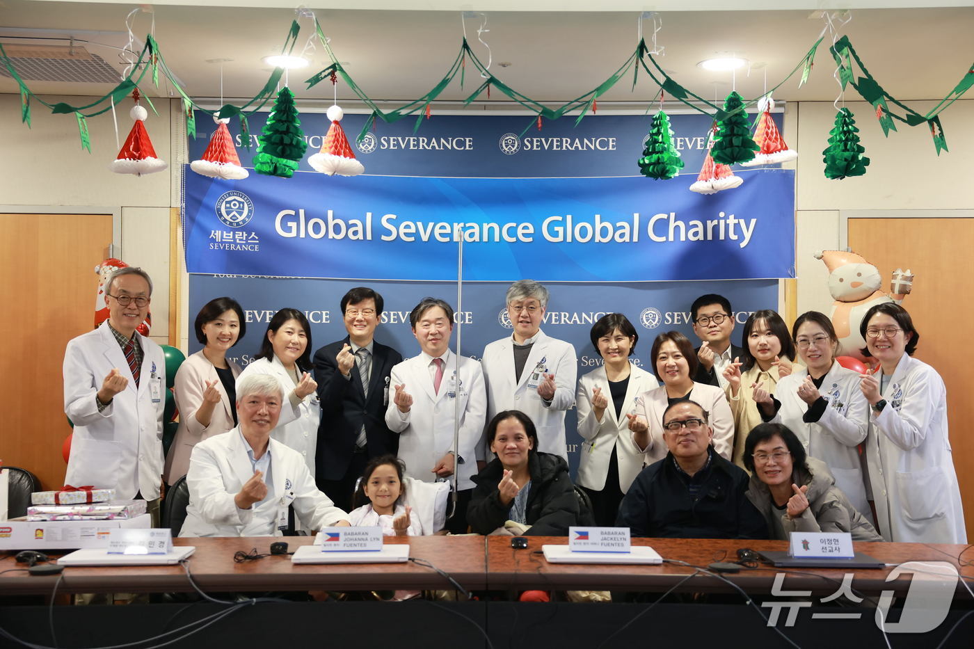 본문 이미지 - (앞줄 왼쪽) 김동석 교수와 조안나, 조안나의 어머니 그리고 이정현 선교사 등이 모여 기념 사진을 찍고 있다.(세브란스 제공)