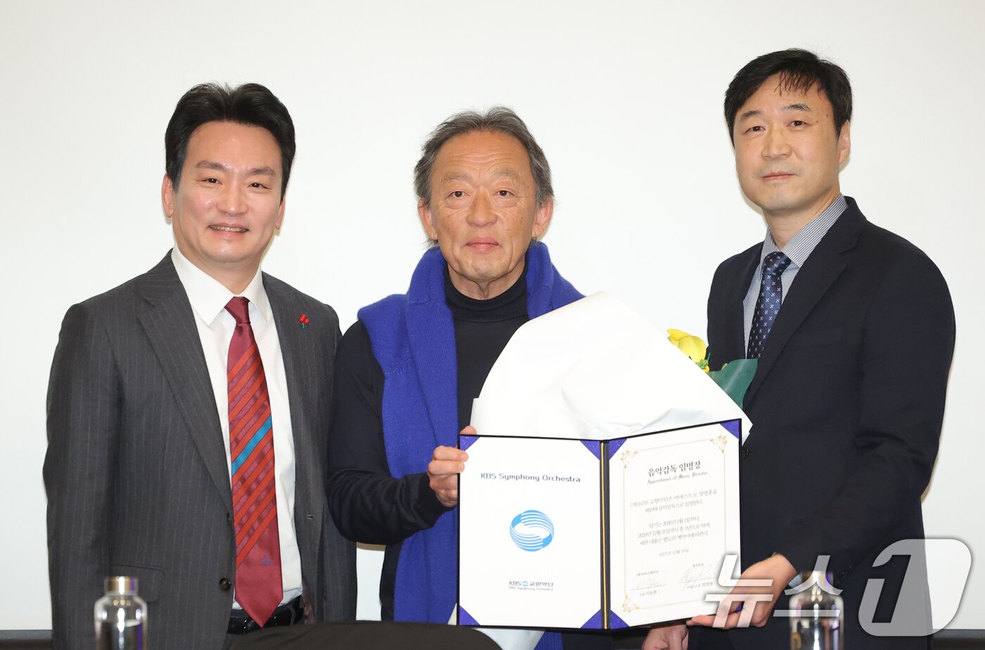본문 이미지 - 지휘자 정명훈(가운데)이 26일 서울 영등포구 콘래드호텔에서 열린 ‘KBS교향악단 창단 70주년& KBS교향악단 10대 음악감독 선임' 기자회견에 참석해 임명장을 받은 뒤 박장범 KBS 사장(왼쪽)과 이승환 KBS교향악단 사장(오른쪽)과 함께 기념 촬영을 하고 있다. 2025.12.26/뉴스1 ⓒ News1 권현진 기자