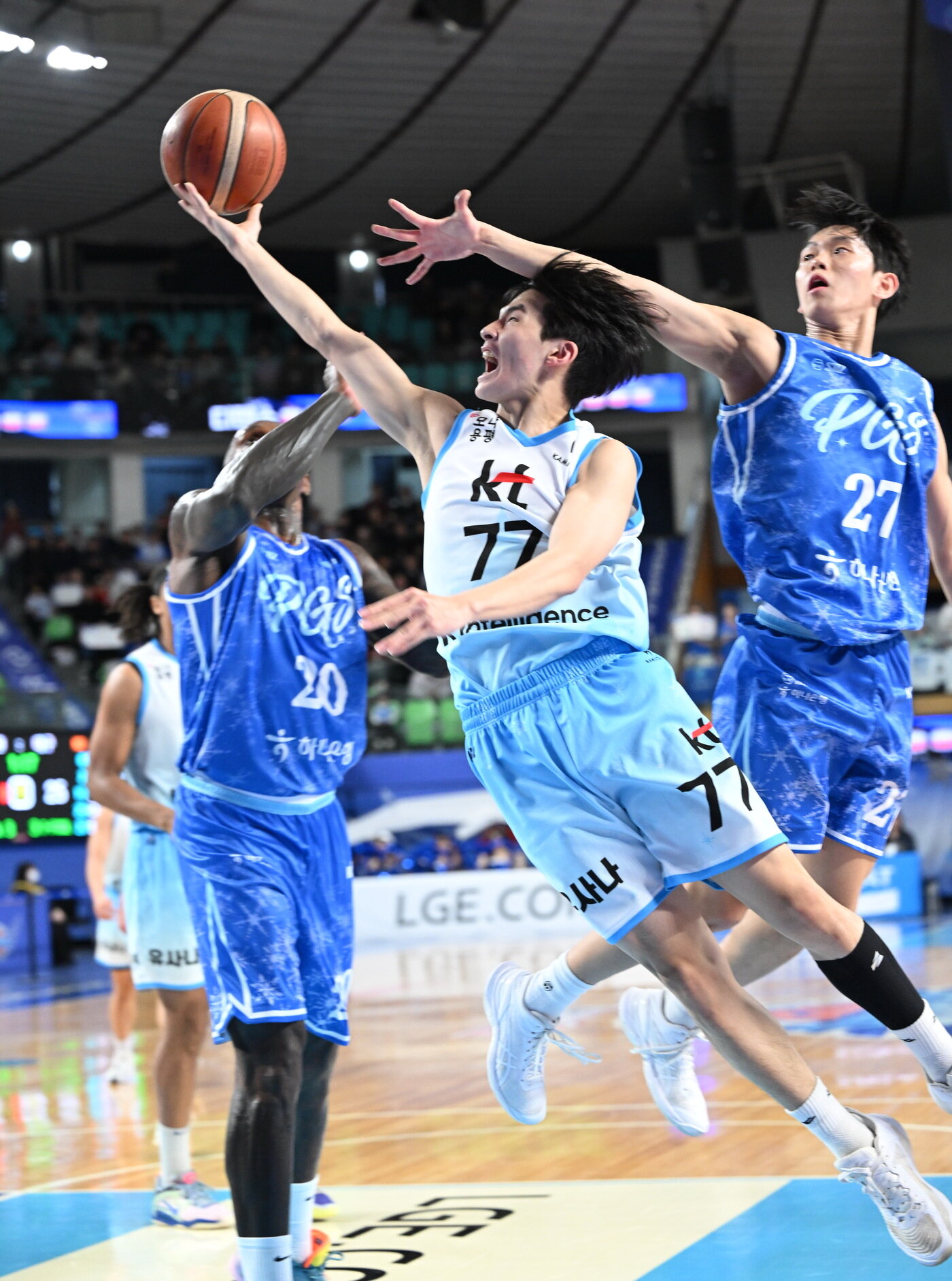 본문 이미지 - KT 강성욱(가운데)이 레이업을 시도하고 있다.(KBL 제공)