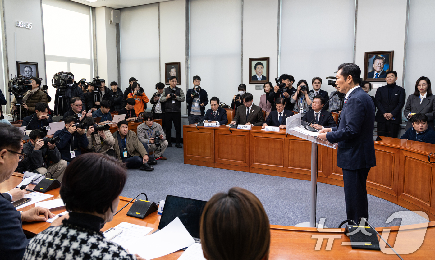 (서울=뉴스1) 이승배 기자 = 정청래 더불어민주당 대표가 26일 서울 여의도 국회에서 취임 후 열린 첫 공식 기자회견에서 발언하고 있다. 2025.12.26/뉴스1