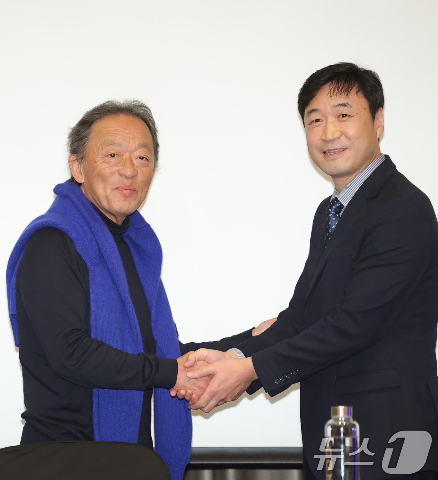 (서울=뉴스1) 권현진 기자 = 지휘자 정명훈(왼쪽)이 26일 서울 영등포구 콘래드호텔에서 열린 ‘KBS교향악단 창단 70주년& KBS교향악단 10대 음악감독 선임' 기자회견에 참 …