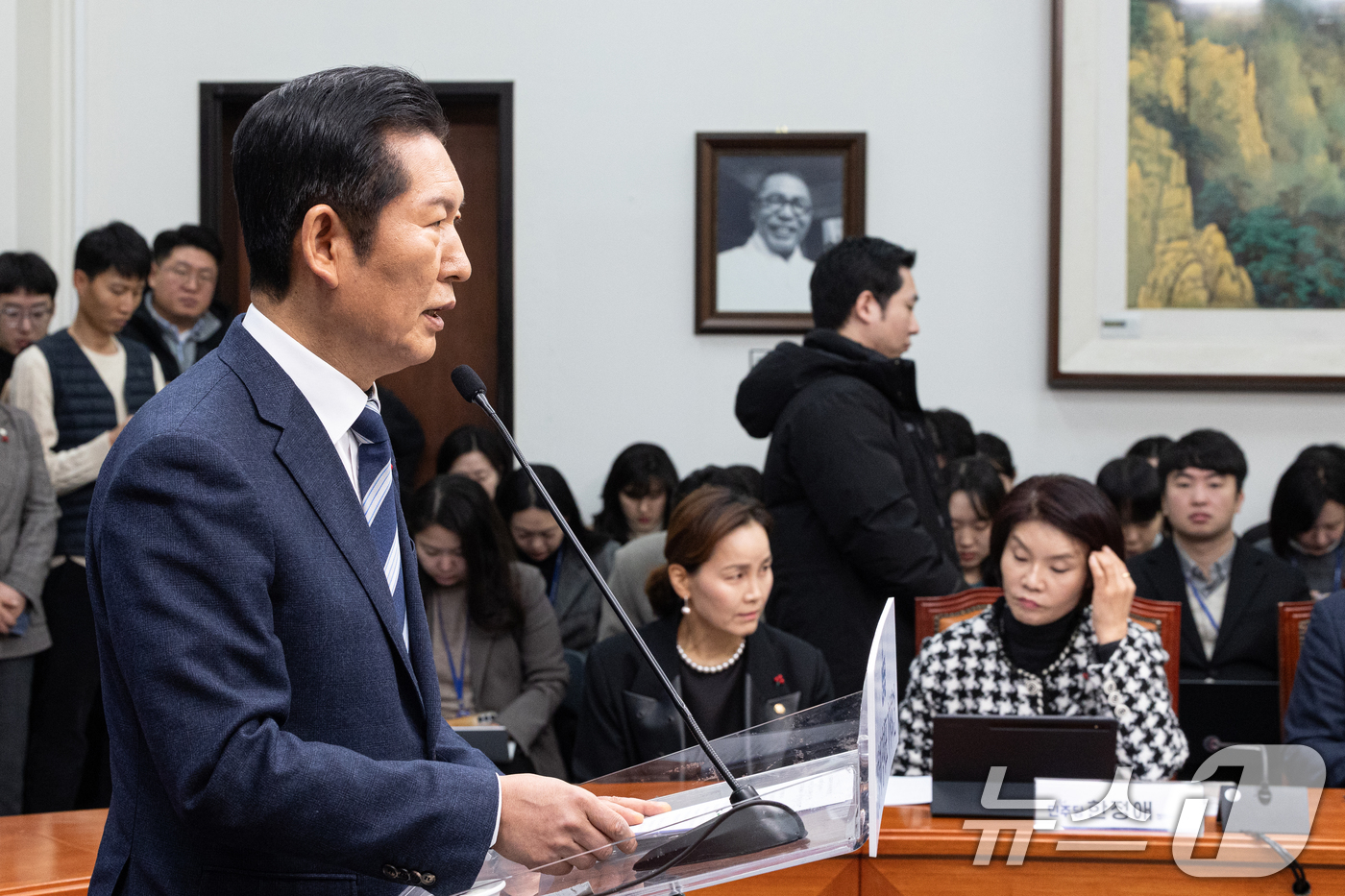 (서울=뉴스1) 이승배 기자 = 정청래 더불어민주당 대표가 26일 서울 여의도 국회에서 취임 후 열린 첫 공식 기자회견에서 발언하고 있다. 2025.12.26/뉴스1