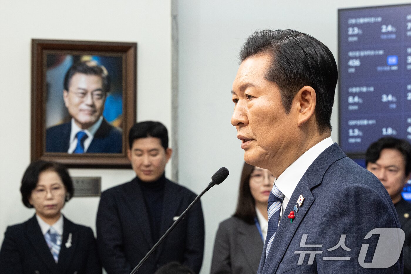 본문 이미지 - 정청래 더불어민주당 대표가 26일 서울 여의도 국회에서 취임 후 열린 첫 공식 기자회견에서 발언하고 있다. 2025.12.26/뉴스1 ⓒ News1 이승배 기자