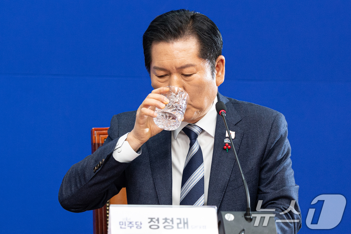 (서울=뉴스1) 이승배 기자 = 정청래 더불어민주당 대표가 26일 서울 여의도 국회에서 취임 후 열린 첫 공식 기자회견에서 물을 마시고 있다. 2025.12.26/뉴스1