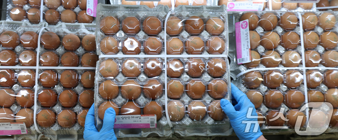 (서울=뉴스1) 오대일 기자 = 산란계 농장 고병원성 조류 인플루엔자(AI) 확산으로 계란 소비자가격이 급등하는 가운데 26일 서울 시내의 한 대형마트에 계란이 진열돼 있다. 축산 …