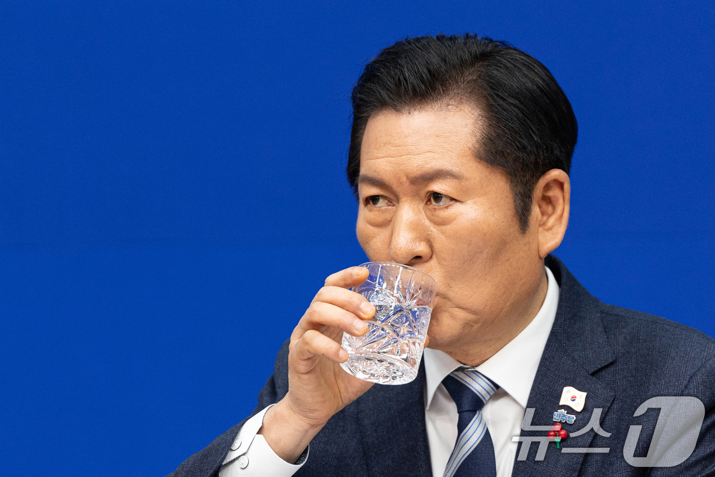 (서울=뉴스1) 이승배 기자 = 정청래 더불어민주당 대표가 26일 서울 여의도 국회에서 취임 후 열린 첫 공식 기자회견에서 물을 마시고 있다. 2025.12.26/뉴스1