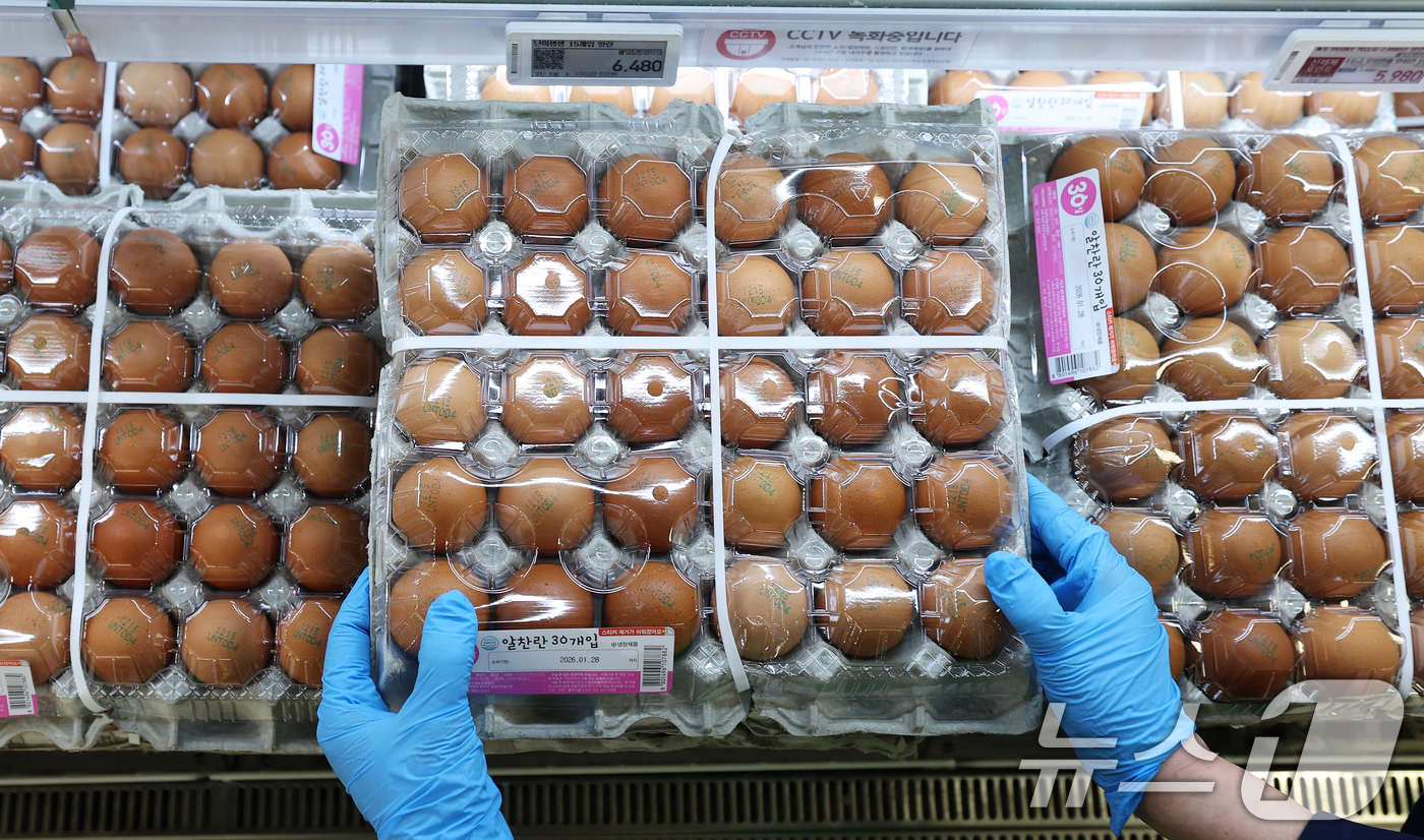 (서울=뉴스1) 오대일 기자 = 산란계 농장 고병원성 조류 인플루엔자(AI) 확산으로 계란 소비자가격이 급등하는 가운데 26일 서울 시내의 한 대형마트에 계란이 진열돼 있다. 축산 …