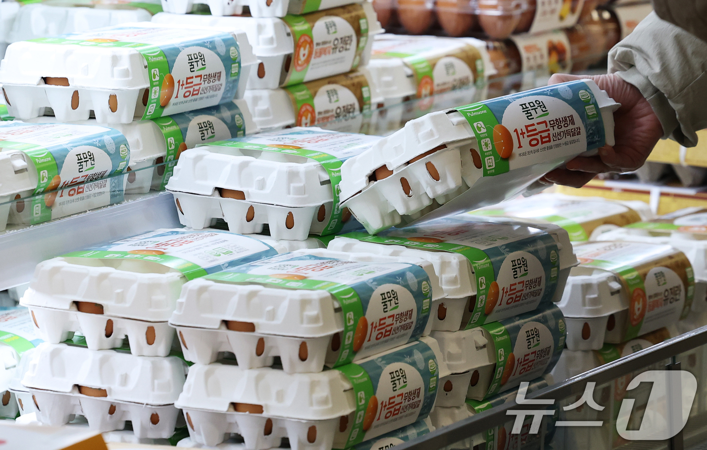 (서울=뉴스1) 오대일 기자 = 산란계 농장 고병원성 조류 인플루엔자(AI) 확산으로 계란 소비자가격이 급등하는 가운데 26일 서울 시내의 한 대형마트에 계란이 진열돼 있다. 축산 …