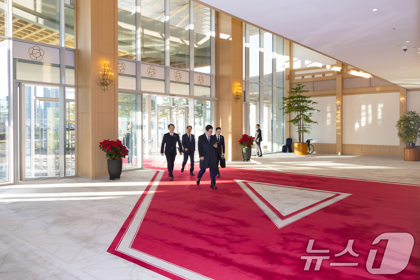 (서울=뉴스1) 이재명 기자 = 청와대 집무를 앞둔 이재명 대통령이 26일 서울 용산 대통령실 청사로 마지막 출근을 하고 있다. (대통령실 제공. 재판매 및 DB 금지) 2025. …