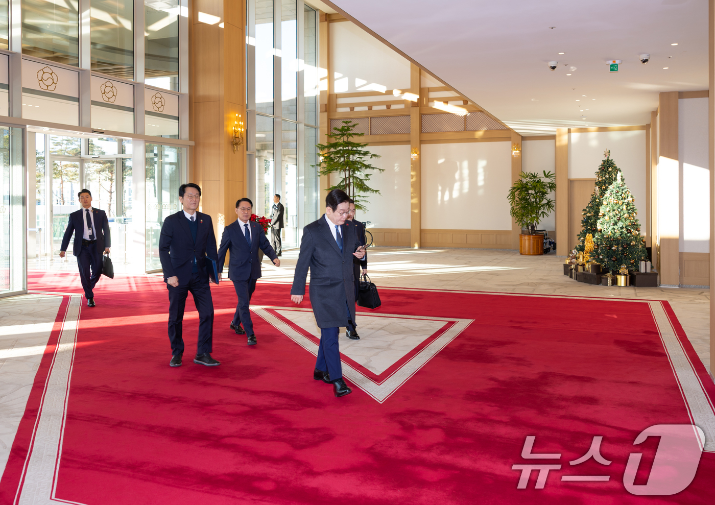 (서울=뉴스1) 이재명 기자 = 청와대 집무를 앞둔 이재명 대통령이 26일 서울 용산 대통령실 청사로 마지막 출근을 하고 있다. (대통령실 제공. 재판매 및 DB 금지) 2025. …