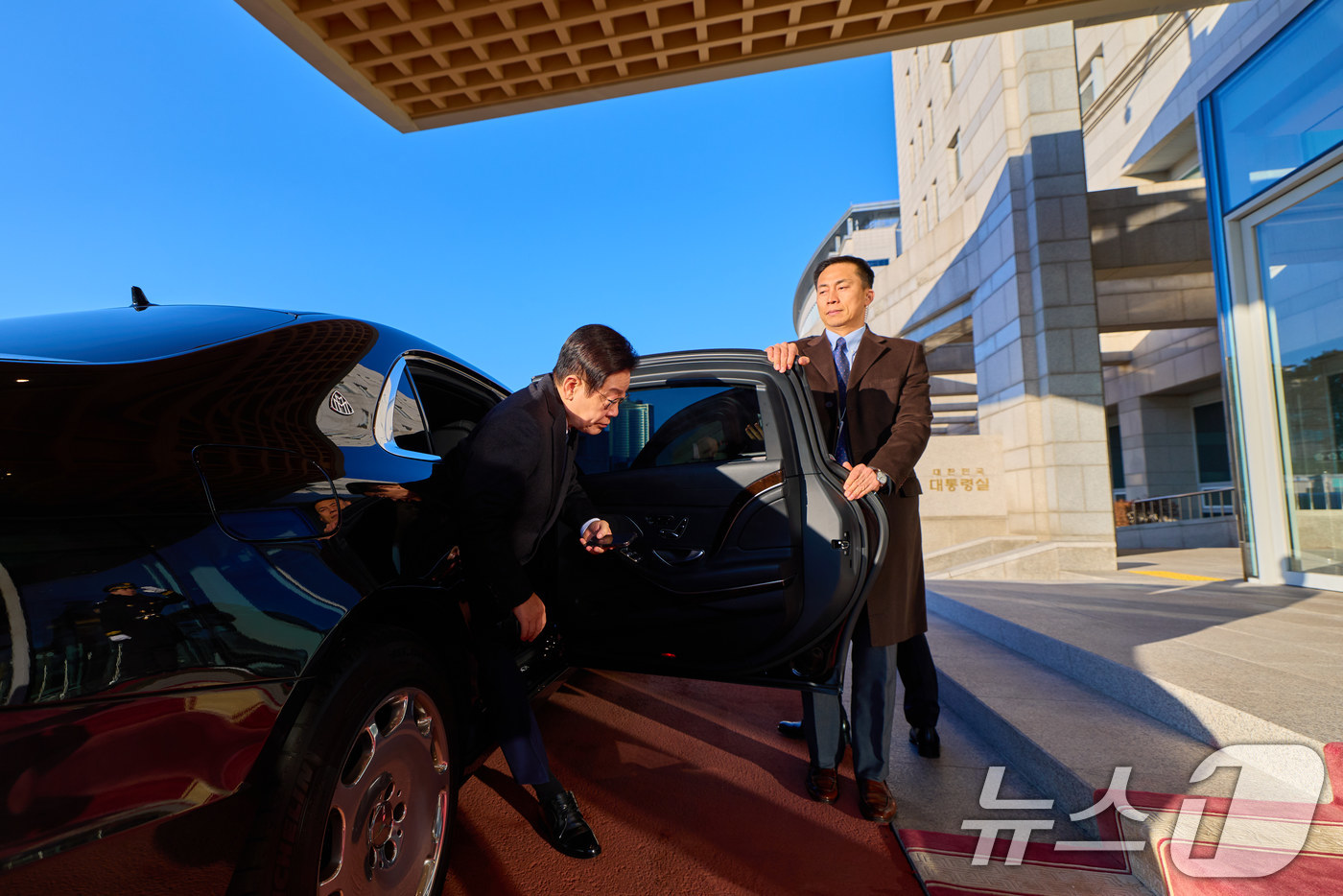 (서울=뉴스1) 이재명 기자 = 청와대 집무를 앞둔 이재명 대통령이 26일 서울 용산 대통령실 청사로 마지막 출근을 하고 있다. (대통령실 제공. 재판매 및 DB 금지) 2025. …