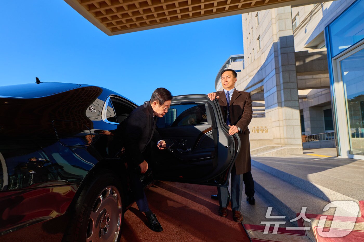 본문 이미지 - 청와대 집무를 앞둔 이재명 대통령이 26일 서울 용산 대통령실 청사로 마지막 출근을 하고 있다. (대통령실 제공. 재판매 및 DB 금지) 2025.12.26/뉴스1 ⓒ News1 이재명 기자