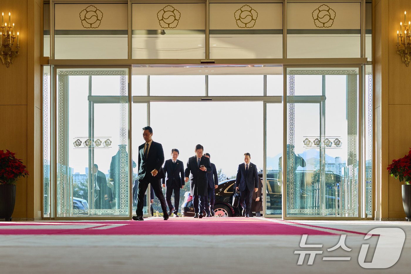 본문 이미지 - 청와대 집무를 앞둔 이재명 대통령이 26일 서울 용산 대통령실 청사로 마지막 출근을 하고 있다. (대통령실 제공. 재판매 및 DB 금지) 2025.12.26/뉴스1 ⓒ News1 이재명 기자